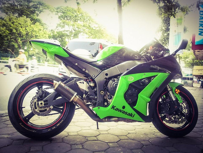Mẫu xe này sở hữu màu xanh đặc trưng của hãng Kawasaki, với động cơ I4 dung tích xi-lanh 998cc, DOHC 16 van cho âm thanh gầm rú. Mô tô có thể đạt công suất tối đa 200 mã lực và mô-men xoắn cực đại 112Nm.