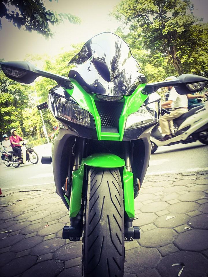 ZX-10R là một trong những mô tô hiếm ở Hà Nội. Chiếc xe được chủ nhân độ thêm một số đồ chơi nhằm tăng tính năng và vẻ nổi bật cho xe.
