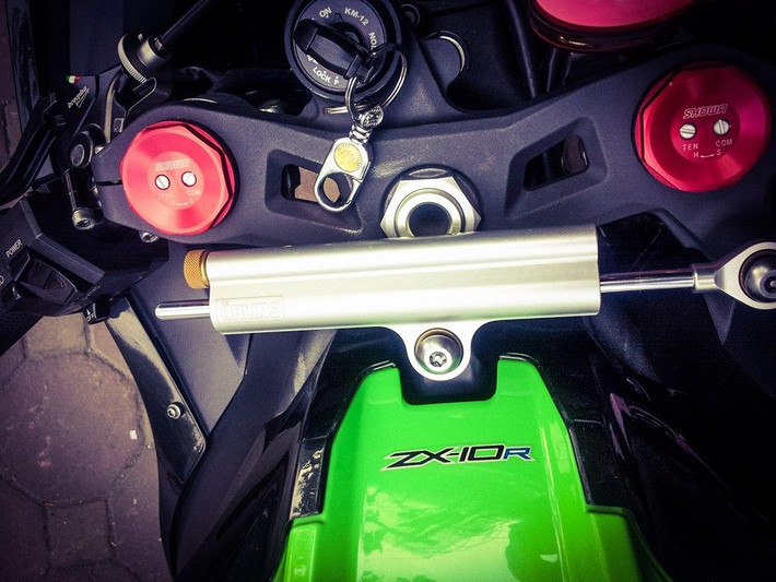 Trợ lực Ohlins tem khắc, núm chỉnh phuộc Showa.