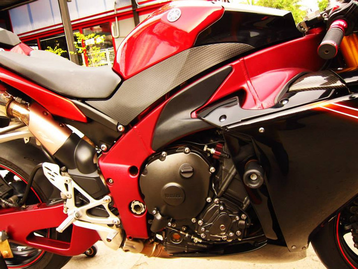 Một vài chi tiết được ốp carbon fiber sáng bóng và nổi bật.
