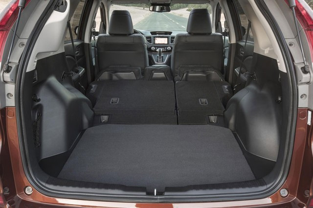 Ở phiên bản Touring cao cấp nhất của CR-V, Honda trang bị hệ thống phanh chống va chạm và hỗ trợ duy trì làn đường tiêu chuẩn - công nghệ hoàn toàn mới của Honda.