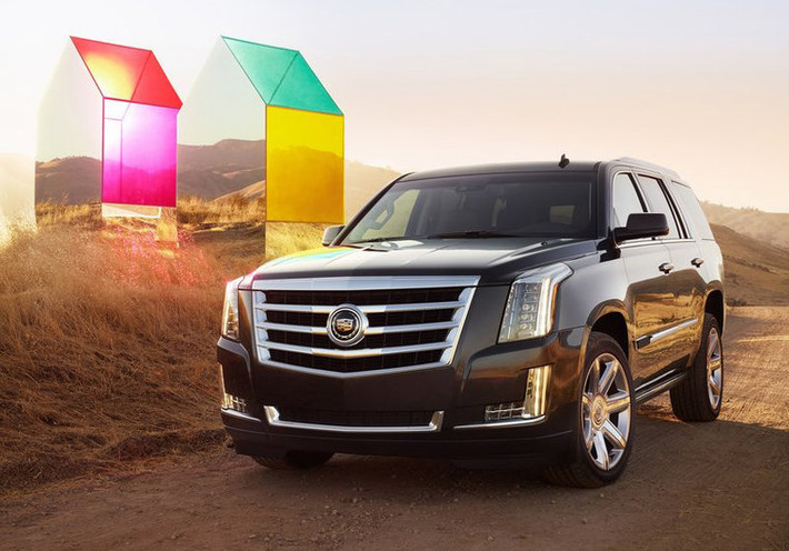 Cadillac Escalade 2015 có kích thước lớn nhất so với các xe trong cùng phân khúc. Chính sự thoải mái và tiện nghi của chiếc xe đã chinh phục được không ít người tiêu dùng.