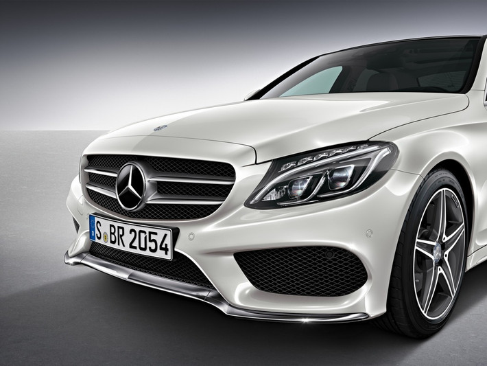 Phiên bản đắt tiền nhất C250 AMG được thiết kế theo phong cách thể thao với cản trước, cản sau và ốp sườn kiểu AMG, mâm xe AMG 18 inch. Động cơ I4 của xe cho công suất 211 mã lực và 350Nm mô-men xoắn tương tự như C250 Exclusive.