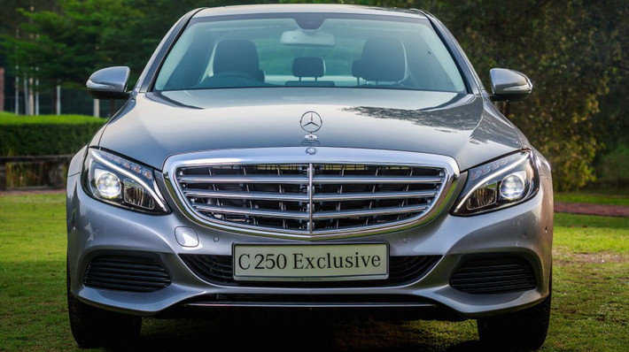Mercedes C250 Exclusive 2015 có cùng kích cỡ và tự trọng với C200 nhưng cao cấp hơn với thiết kế theo phong cách sang trọng. Xe được trang bị động cơ I4 dung tích 1.911cc cho công suất cực đại 211 mã lực và mô-men xoắn 350Nm.