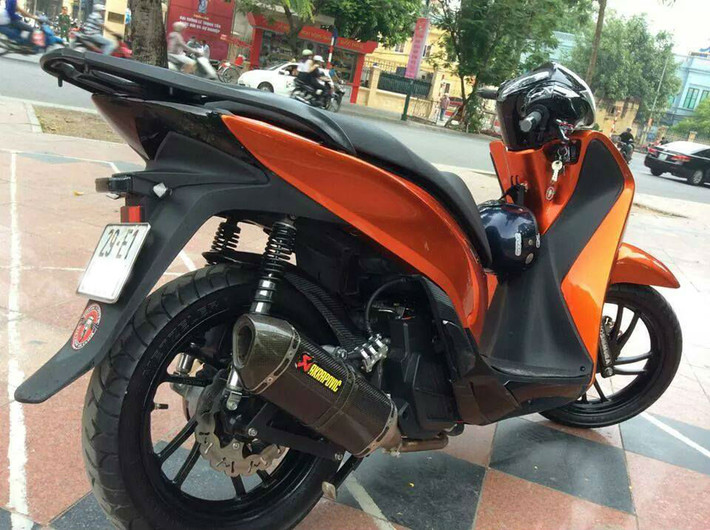 Chiếc xe nổi bật với tông màu đen cam cá tính cùng cây pô hàng hiệu Akrapovic carbon và cặp dĩa Malossi trước sau.