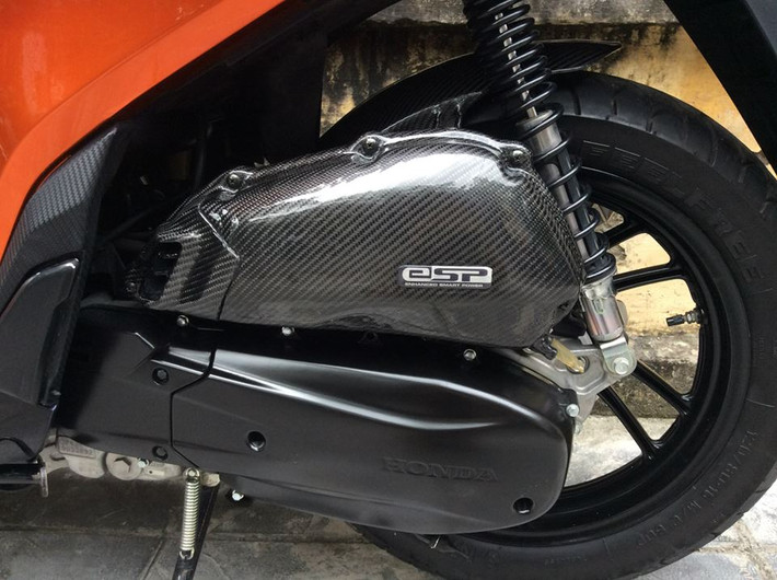 Ốp lọc gió được bọc carbon fiber đắt tiền.