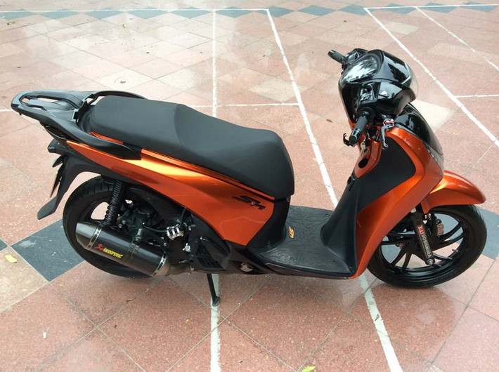 Lấp ló ở giữa là càng bảo vệ dây dầu của Bikers. Chỉ cần có con mắt thẩm mỹ và chịu đầu tư, các dân chơi có thể tạo nên những phiên bản SH tuyệt đẹp. Ảnh: Cương Ngô Duy.