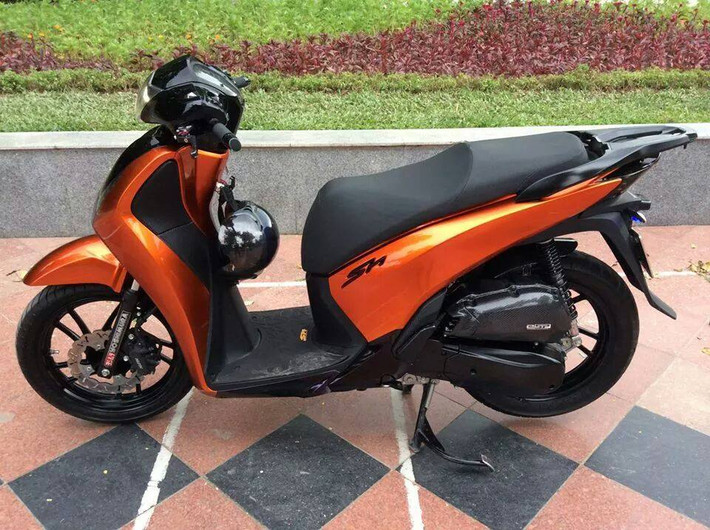 Phong trào chơi Honda SH độ hiện đã lan rộng ra nhiều thành phố khác nhau, từ Sài Gòn ra tới thủ đô Hà Nội. Các tay chơi không ngừng tạo cho xế yêu của mình một phong cách riêng nhưng đầy cuốn hút. Chiếc Honda SH này là một ví dụ.