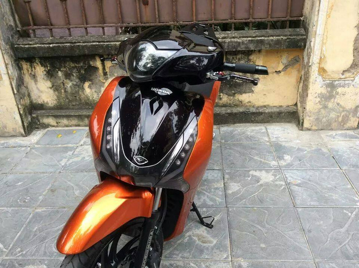Bao tay sportline, gù xéo của Rizoma, tay thắng Bikers, chóa đèn chế gương cầu cùng dàn đờ mi chế LED Audi kết hợp LED O'block là những đồ chơi được trang bị trên xe. Tất cả đều được sơn màu đen khói tạo sự mạnh mẽ, cứng cáp.