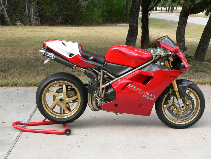 1. Ducati 916. Thời gian sản xuất của Ducati 916 từ 1994-1998, để cạnh tranh với những cỗ máy I4 đến từ Nhật, hãng xe Italy ra đời mẫu 916 sử dụng động cơ V-twin, hộp số 6 cấp, công suất 114 mã lực, tốc độ tối đa khoảng 260 km/h. Đến 1999, Ducati thay thế 916 bởi đàn anh Ducati 996.