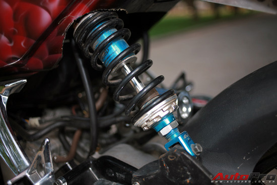 Bánh sau được độ thành giảm xóc thể thao monoshock chuyên nghiệp và phần đuôi nâng cao làm lộ rõ hệ thống lọc gió cùng hệ dẫn động biến thiên giúp động cơ vận hành mạnh mẽ hơn đồng thời cho phép xe tăng tốc nhanh hơn.