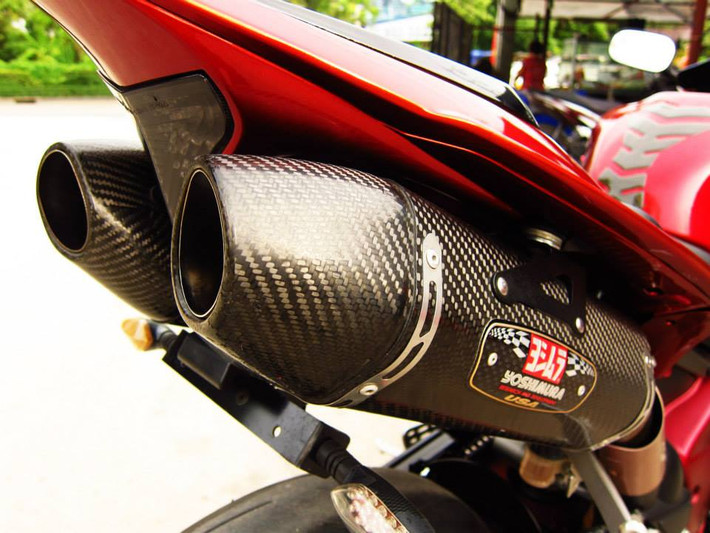Cận cảnh cặp pô carbon uy lực của R1.