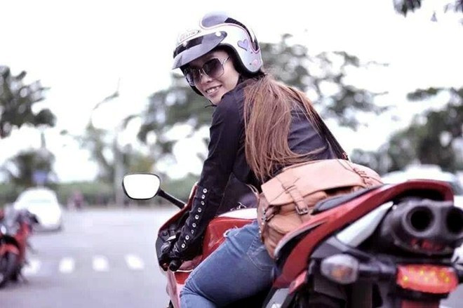 Trần Thị Hồng Ánh sinh năm 1989, quê Lâm Đồng, hiện đang sinh sống ở TP HCM. Ánh là thành viên của câu lạc bộ Honda CBR Sài Gòn và SS Racing Team. Ánh từng chạy các xe Honda Win 100, Yamaha Exciter, Honda CBR 150, Honda CBR 600, Yamaha YZF-R6.