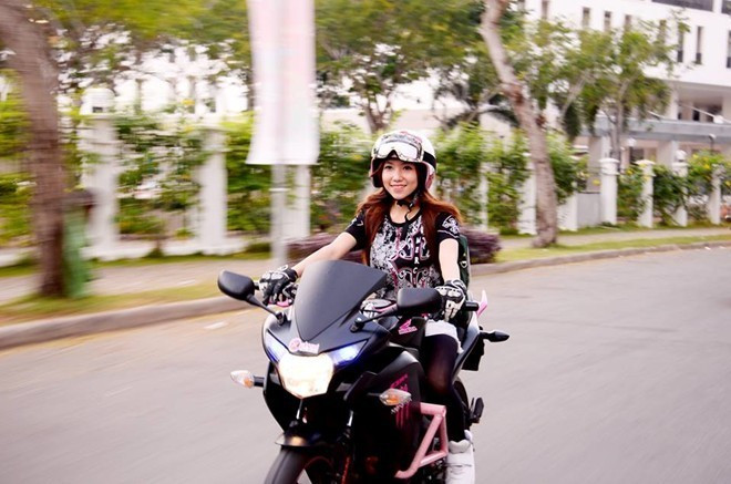 Nguyễn Trần Ngọc Trang, sinh năm 1992, hiện đang sinh sống và học tập ở TP HCM. Ngoài sở thích kinh doanh, niềm đam mê lớn của hot girl 9X Sài thành là xe côn tay. Với dòng xe đầy nam tính này, nữ biker còn có thể thực hiện các kỹ thuật stunt như bốc đầu, drift tại những bãi đất trống.