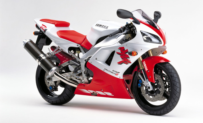5. Yamaha R1. Yamaha R1 ra đời năm 1998, sử dụng động cơ 998 phân khối, 4 xi-lanh thẳng hàng. R1 mang một sức mạnh hoang dã mà không phải ai cũng có thể chế ngự.