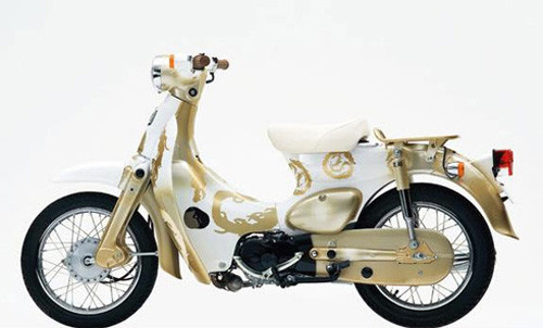 Đây là loạt xe tham dự sự kiện mừng sinh nhật lần thứ 50 của Honda Cub, được trưng bày tại bảo tàng nghệ thuật Mori (Nhật Bản).