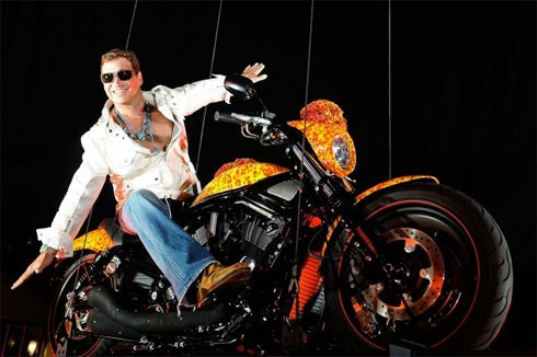 Chiếc Harley Davidson V-Rod được nghệ sĩ người Mỹ Jack Armstrong tô vẽ đầy nghệ thuật và biến thành "Cosmic Starship Harley Davidson". Riêng phong cách hội họa này được gọi là "Cosmic Extensionalism".