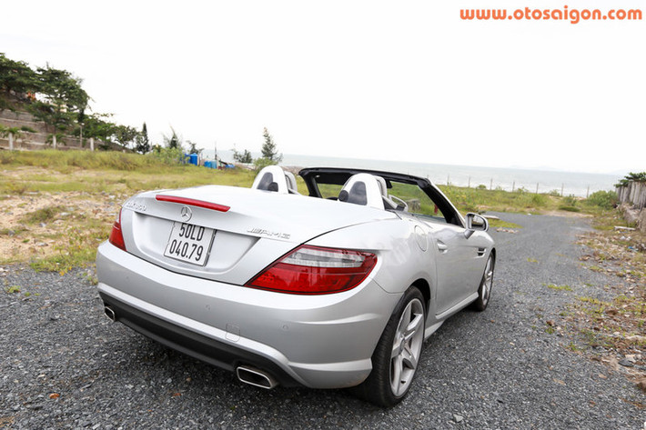Nếu thế hệ trước SLK được coi như bản mô phỏng của “mũi tên bạc” SLR McLaren thì lần này Mercedes sử dụng những cảm hứng từ siêu xe SLS AMG. SLK chia tay phong cách “mũi tên” bắt nguồn từ việc Mercedes chia tay McLaren để tự mình phát triển SLS AMG.