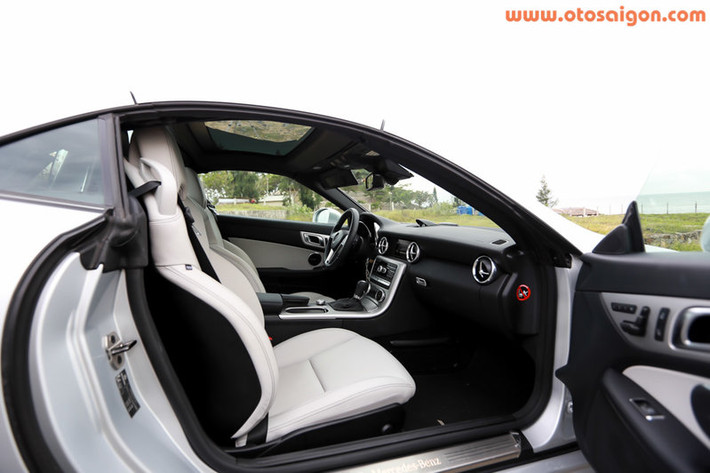 Nội thất SLK 2012 cũng là bản sao của SLS AMG với hốc gió điều hòa dạng tròn.