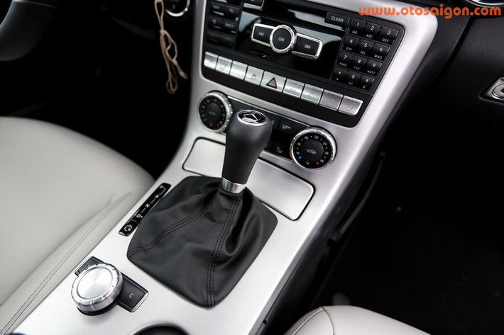 Hộp số tự động 7 cấp 7G-Tronic với cần sang số trên vô-lăng. Mercedes đưa ra thông số tăng tốc lên 100 km/h trong 5,6 giây. Tốc độ tối đa giới hạn điện tử 250 km/h.
