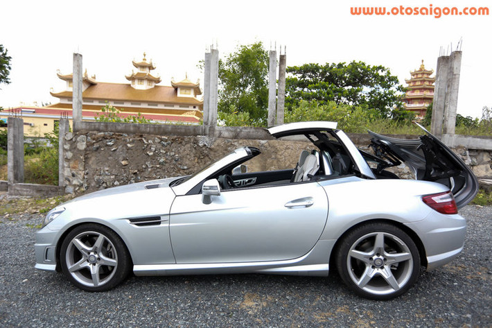 Đối thủ Z4 được biết đến ở Việt Nam chủ yếu dưới dạng mui mềm thì SLK lại đặc trưng bằng mui cứng với thời gian đóng-mở chưa đầy 22 giây.