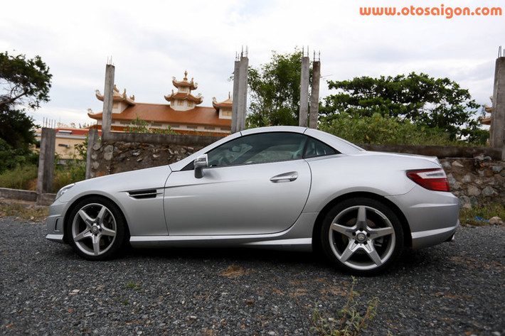 Khi đóng mui thành một chiếc coupe, SLK vẫn có cửa sổ trời toàn cảnh panorama. Chất liệu da là loại chống nóng để hành khách không bị khó chịu khi mở mui.
