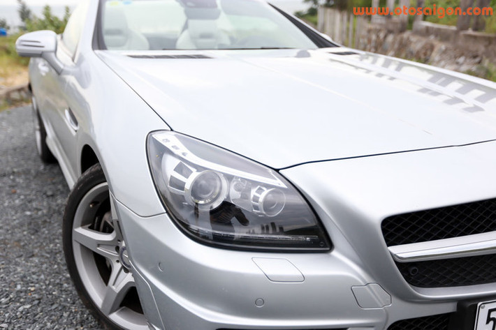 Lưới tản nhiệt SLK mới mở rộng theo hình khối, tạo điểm nhấn vào logo 3 cánh to bản chính giữa Điểm xuyết vào đó là nét thời trang của những cụm đèn LED ở đèn định vị và đèn pha.