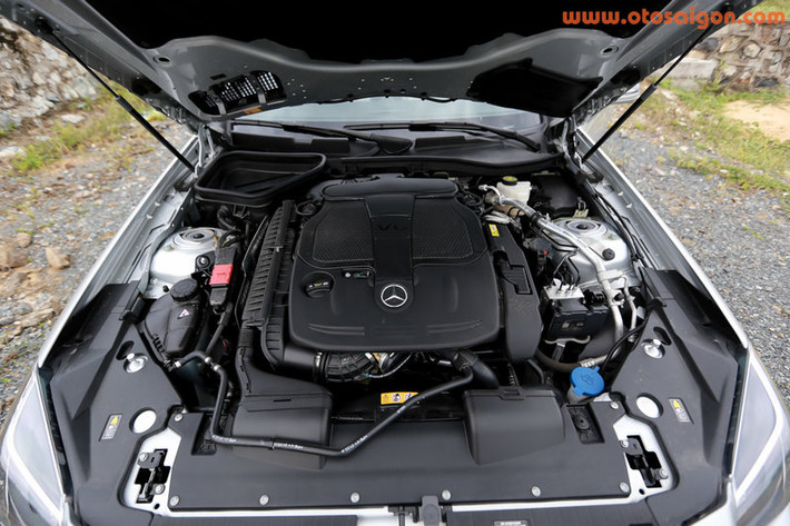 Phiên bản SLK350 mà Mercedes Việt Nam phân phối trang bị động cơ 3,5 lít V6, công suất 306 mã lực và mô-men xoắn cực đại 370Nm. Với sức mạnh này, có thể xem là dư thừa khi lưu thông tại Việt Nam.