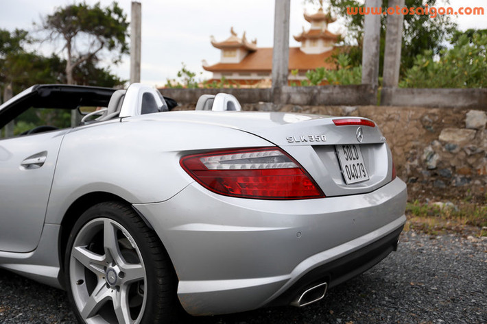 Mũi SLK mới trải dài trong khi ca-bin và đuôi ngắn giống cách bố trí của đối thủ BMW Z4 nhằm tạo ấn tượng về sự năng động và tiềm ẩn nhiều sức mạnh.