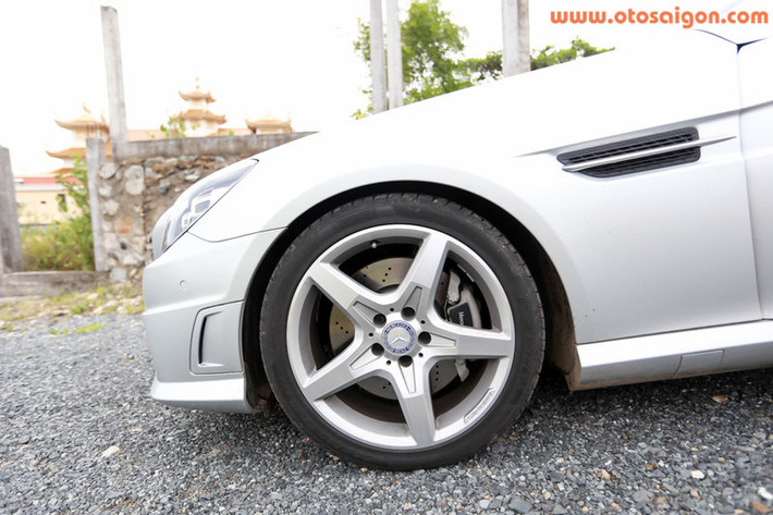 Xe trang bị gói phụ kiện của AMG như bộ vành đúc hợp kim 18 inch kiểu ngôi sao 5 cánh, ba đờ sốc trước với khe gió hai bên.