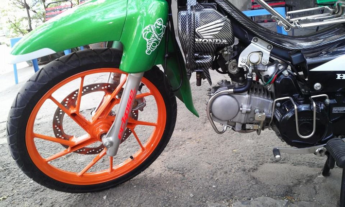 Có thể nhận ra dàn chân quen thuộc với mâm Raider vỏ Michelin bắt mắt. Vài chi tiết được sơn carbon tạo điểm nhấn cho xe.