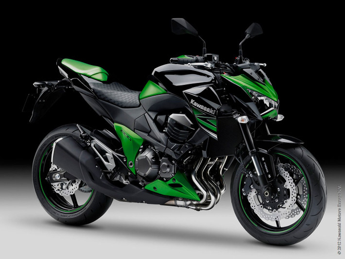 Những hình ảnh đầu tiên về một lô hàng Kawasaki Z800 phiên bản châu Âu - full power, gồm hai màu xanh và đen vừa được một thành viên trong hội mô tô chia sẻ.
