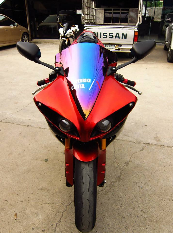 Vẻ đẹp của Yamaha R1 đến từ vóc dáng đậm chất thể thao, góc cạnh và bộ đèn pha với gương cầu như một đôi mắt đầy khiêu khích.