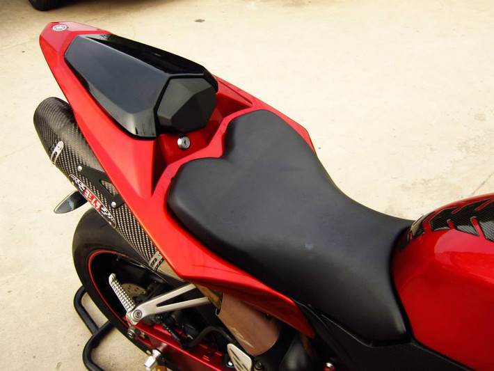 Yên xe và ốp bình xăng carbon.
