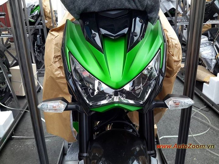 Z800 được trang bị hệ thống chống bó cứng ABS với kích thước bánh trước 120/70ZR17 và bánh sau kích thước 180/55ZR17.