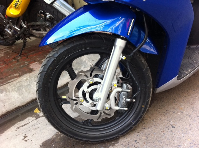 Xe trở nên cứng cáp và an toàn hơn nhờ trang bị thêm heo RRGS, pat nhôm và braking SH.