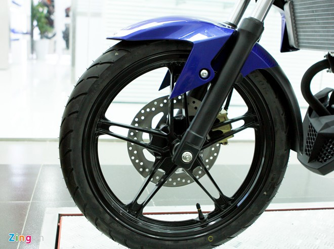 FZ150i GP sử dụng phanh đĩa thủy lực phía trước. Vành xe 5 chấu kép khá nổi bật đi cùng bộ lốp kích thước 90/80-17.
