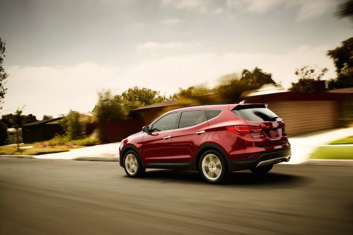Trên Santa Fe 2015, Hyundai còn trang bị chức năng mở cốp không cần tay để thuận tiện hơn trong việc sắp xếp hành lý.
