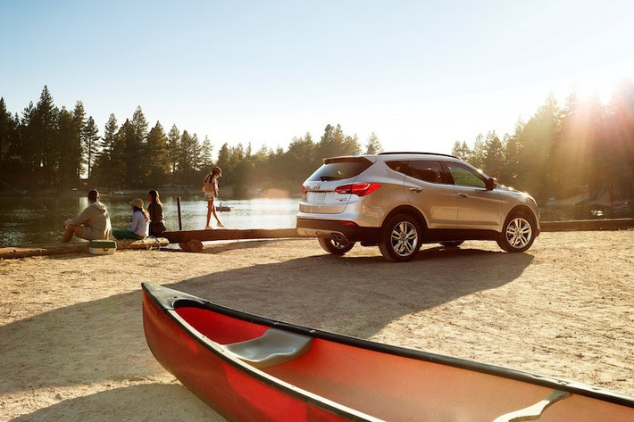 Hyundai Santa Fe 2015 được bán ra với mức giá khởi điểm là 24.950 USD (530 triệu đồng) cho phiên bản Santa Fe Sport 2.4L.
