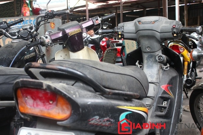Còn chiếc Viva này không biết đang chờ đợi đến lượt làm "thẩm mỹ" hay các chủ cửa hàng xe đã "bỏ rơi" nó. Lớp bụi dày theo thời gian cộng với các bộ phận bằng kim loại đã han rỉ và dính đầy bùn đất do chưa được "mông má".