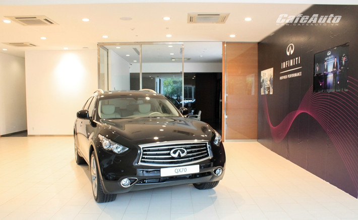 Ấn tượng với bất cứ ai từng ghé thăm showroom Infiniti HCM là lối bày trí tinh tế sang trọng. Toàn bộ showroom được phối theo tông màu tím – màu sắc đặc trưng của thương hiệu Infiniti.