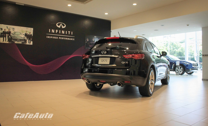 Rất có thể dòng xe bí ẩn này chính là QX60, mẫu crossover hạng trung đầu tiên có hàng ghế thứ ba với 7 chỗ ngồi. Triển lãm ô tô Việt Nam lần thứ 10 diễn ra vào tháng 11 tới đây sẽ là thời điểm vàng để Infiniti trình làng dòng sản phẩm này với người tiêu dùng trong nước.