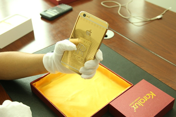 Toàn bộ ốp lưng của iPhone 6 Plus, khay sim, nút volume, gạt rung đều được phủ một lớp vàng ròng 24K với công nghệ tráng gương mới nhất tạo cho bề mặt sáng loáng có thể soi gương được.