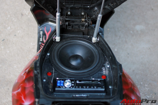 Yamaha Nouvo LX độ với phần yên bọc da cao cấp có form giống dòng xe đua thể thao mang đến cảm giác êm ái và thoải mái cho người ngồi. Ngay bên dưới yên là cốp xe đã được độ thêm hệ thống âm thanh với đầu đĩa DVD/FM/MP3 cùng loa super-bass.