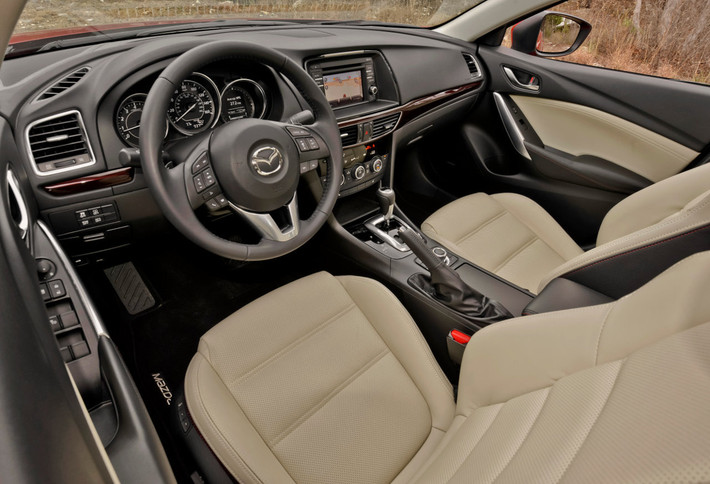 Mẫu xe Mazda 6 tiếp tục hút khách với doanh số ổn định ở mức hơn 100 xe/tháng. Việc điều chỉnh giá Mazda 6 về mức từ 998 triệu đồng ngay lập tức khiến mẫu xe này trở thành đối thủ đáng gờm đối với những mẫu sedan chủ lực của các thương hiệu khác trong phân khúc giá từ 1 tỷ đồng.