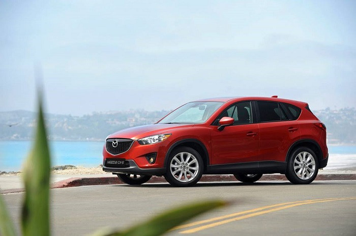 Mặc dù, doanh số bán ra hàng tháng liên tục tăng nhưng Mazda Việt Nam (VinaMazda) vẫn giảm giá xe tại Việt Nam. Trong chương trình ưu đãi tháng 10/2014, VinaMazda mạnh tay giảm giá nhiều dòng xe, đồng thời dành tặng khách hàng gói bảo hiểm vật chất cùng bộ phụ kiện tiện nghi.