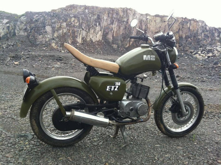 Pô xe và lốp cũng được độ lại. Xe trang bị hộp số 5 cấp, côn tay, dễ dàng đạt vận tốc 100km/h.