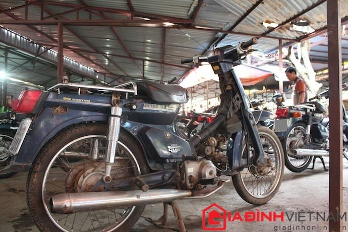 Honda Super Cub 90, biểu tượng của sự bền bỉ, tiết kiệm... đang chờ tu sửa lại để có thể bày bán.