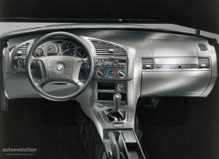 Năm 1992, phiên bản 2 cửa ra mắt, tiếp đến là bản mui trần và M3. Năm 1994, BMW ra mắt mẫu 3-series compact.