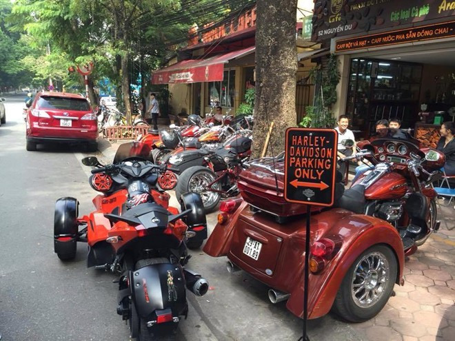 Dàn Harley-Davidson tụ họp mừng nữ biker được xếp hàng riêng, bên cạnh là mẫu mô tô ba bánh Can-Am RSS.